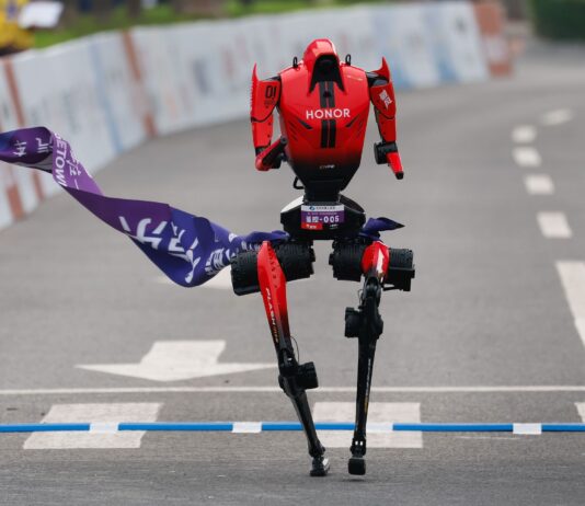50 minutos y 26 segundos: la nueva marca de los robots maratonistas en la media maratón de Pekín